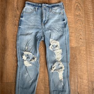 Hollister Vintage Ultra High-Rise Smile Face Print Mom Jean